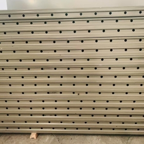 Những ưu điểm đáng kể về độ bền của ván khuôn thép hợp kim trong hệ thống tấm khuôn là gì?