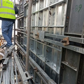 Tại sao ván khuôn thép hợp kim cho tường ngoài lại có khả năng chống biến dạng tốt hơn khi thi công tường ngoài nhà cao tầng?